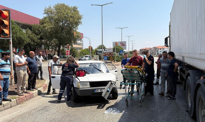 Kula'da Egemen kavşağında tır ile otomobil çarpıştı, bir kişi yaralandı