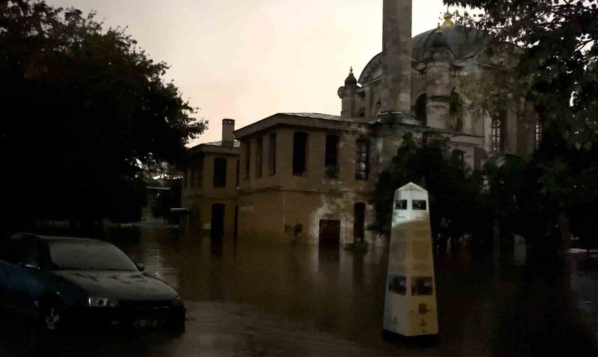 Kağıthane'de taşkın tarihi Sadabad kompleksini vurdu