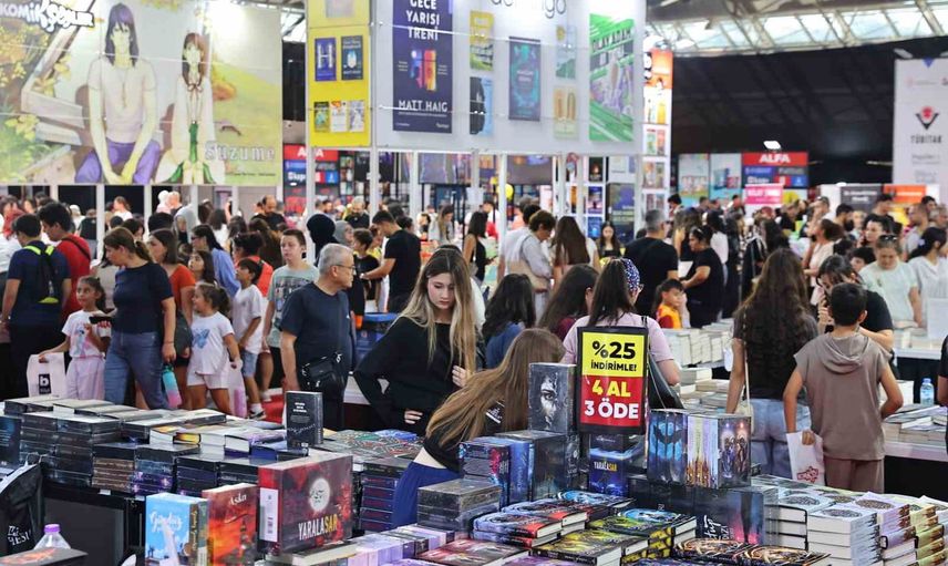 Cam Piramit'te kitap coşkusu: 67 yazarın imza günü
