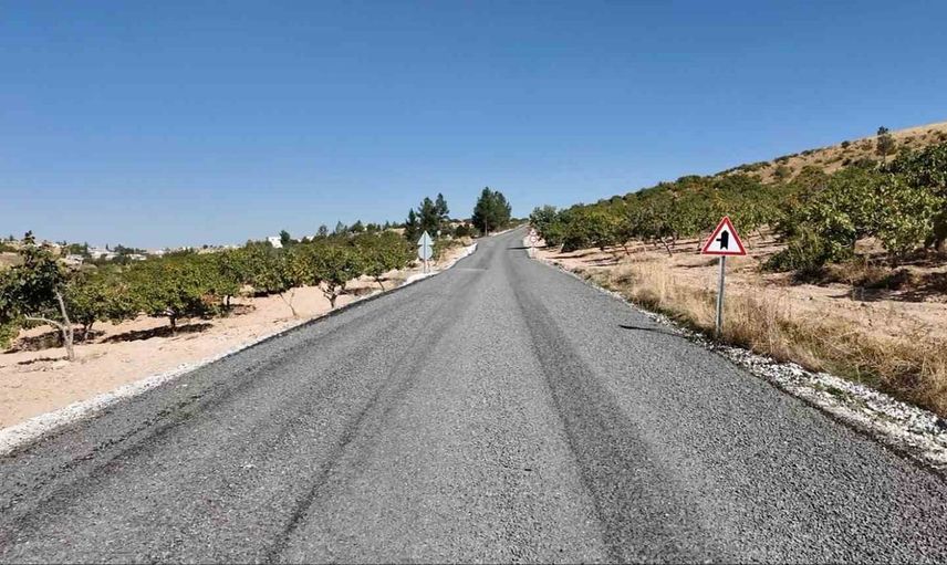 Birecik'te kırsal erişim güçlendi: 21 mahalleyi bağlayan 40 kilometrelik grup yol yenilendi