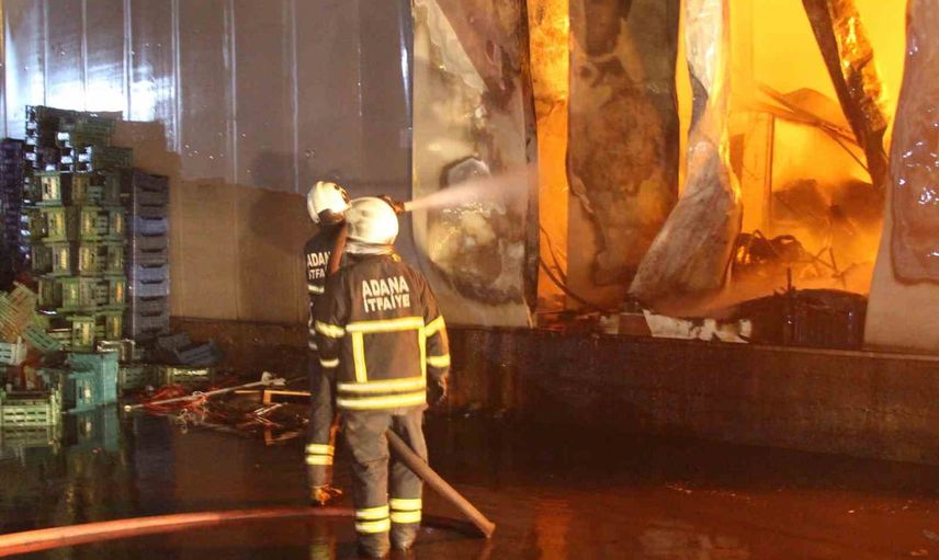 Adana'da yaş sebze ve meyve halinde yangın 22 iş yerini kullanılamaz hale getirdi