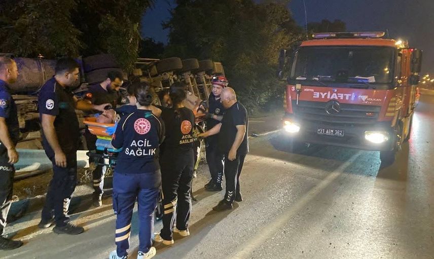 Dörtyol'da otoban girişinde devrilen tır sürücüsü itfaiye müdahalesiyle kurtarıldı