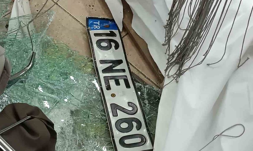 Mağaza vitrinine giren otomobil Bursa'da sabahı karıştırdı; sürücü kaçtı