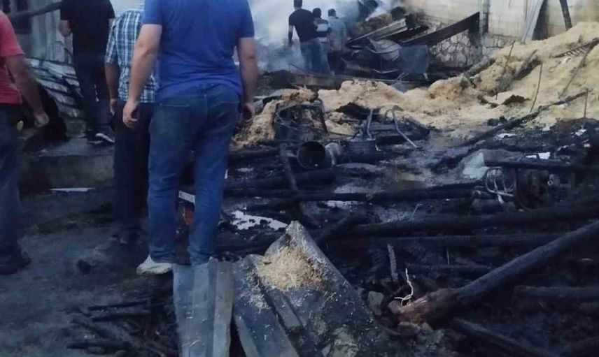 Gölhisar'da samanlık yangını bitişikteki evi kullanılamaz bıraktı
