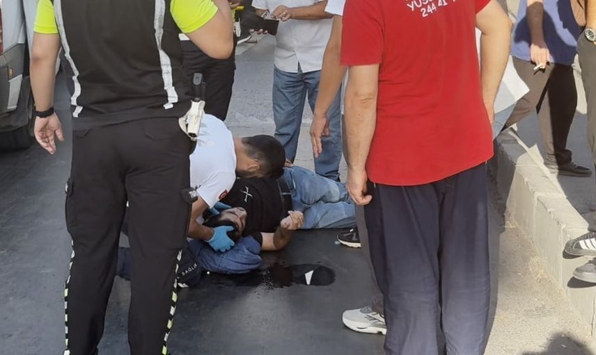 Beyoğlu'nda yaya geçidinde taksinin çarptığı kişi hastaneye kaldırıldı