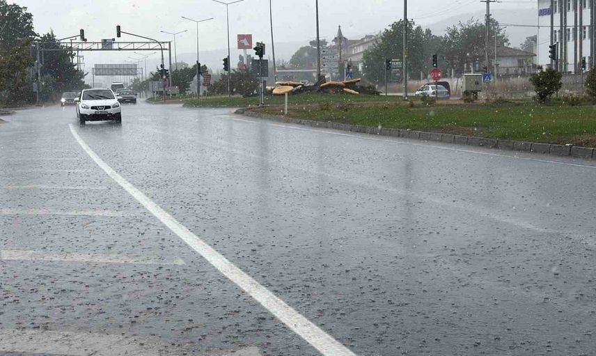 Öğle vakti bastıran sağanak Bolu yollarında görüşü düşürdü