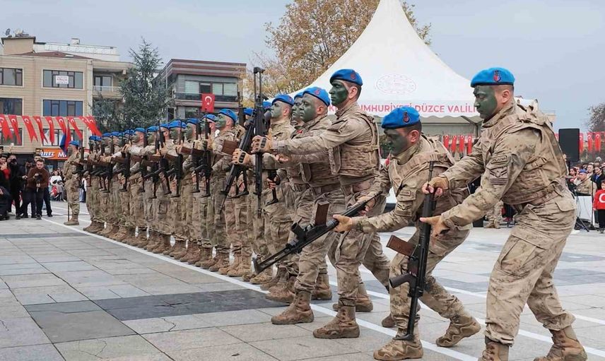 Komandoların gösterisiyle renklenen cumhuriyet kutlaması