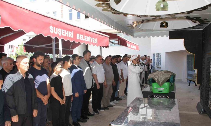 Sivas'ta minibüs kazasında hayatını kaybeden üç kişi toprağa verildi