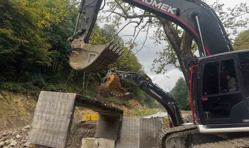 Samandere köyü yolunda kutu menfezlerle tahliye kapasitesi artırıldı