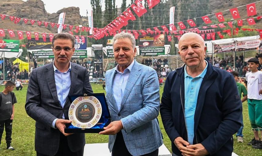 Tortum'da karakucak güreşlerinde dostluk ve rekabet öne çıktı