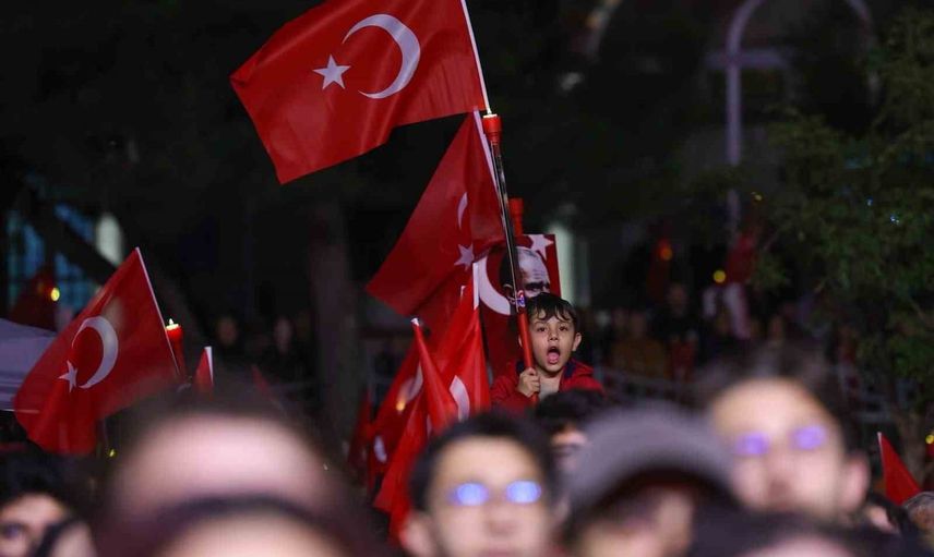 Maltepe'de 29 ekim coşkusu: meşalelerle yürüyüş ve meydan konseri