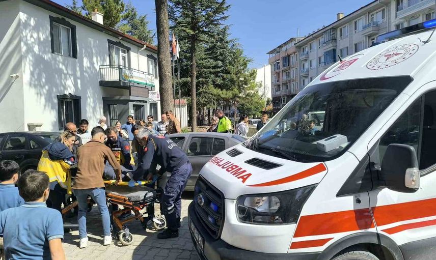 Şuhut'ta direksiyon hakimiyetini kaybeden motosiklet sürücüsü yaralandı