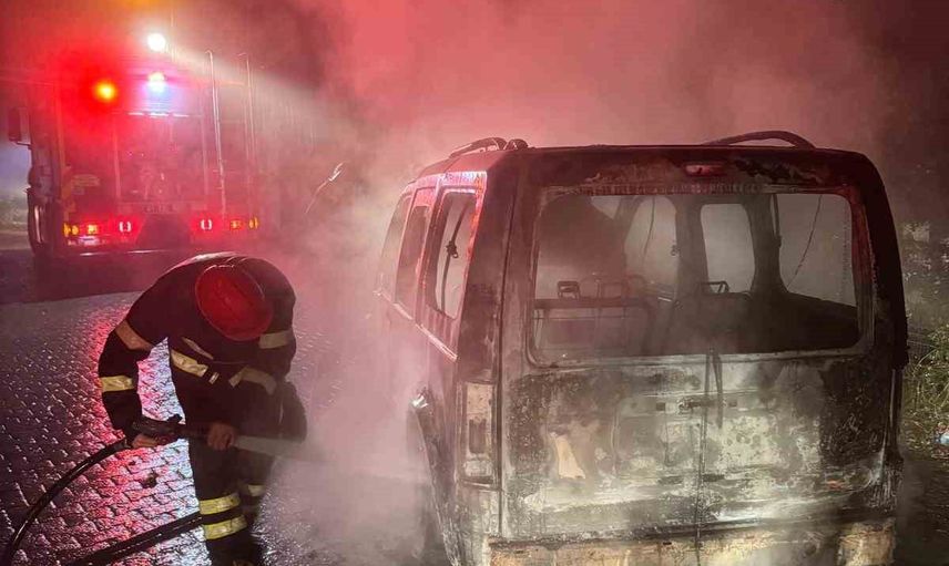 Düzce'de seyir halindeki otomobil motor alevleriyle kullanılamaz hale geldi