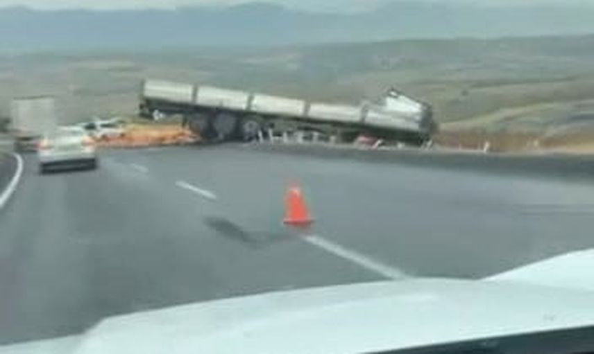 Diyarbakır-Silvan kara yolunda tırın yoldan çıkması ulaşımı kontrollü hale getirdi
