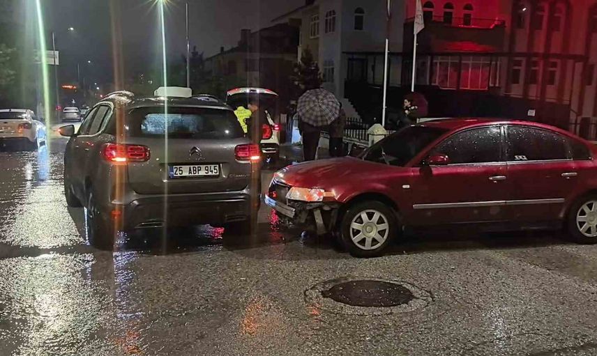 palandöken’de kavşakta çarpışan iki otomobilden biri sürücüsünün yaralanmasına yol açtı