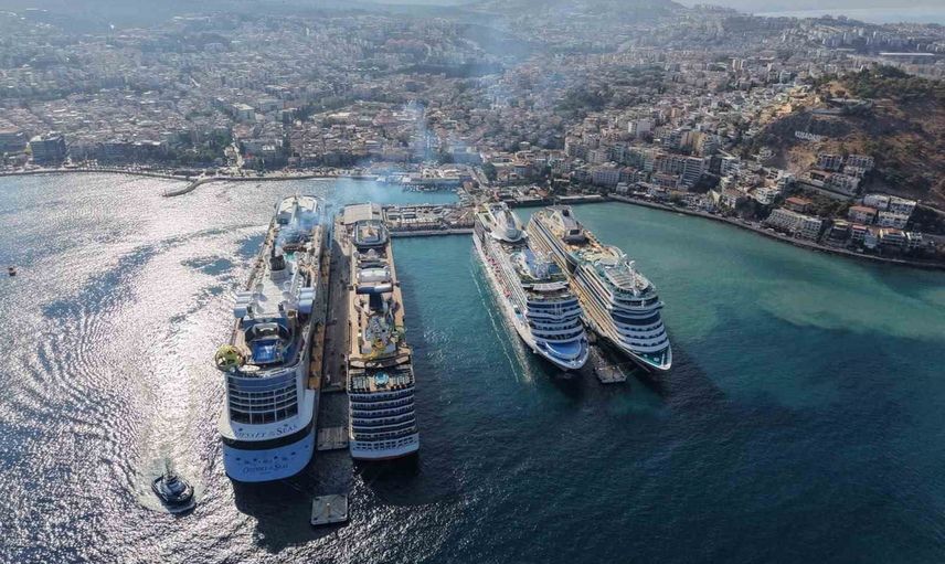 Kuşadası sahilleri turist akınına uğradı: dört kruvaziyerle 11 bin 811 ziyaretçi