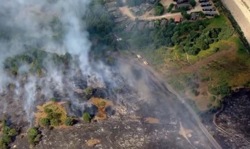 suffolk'taki orman yangını 150 hektara ulaştı, yüzlerce kişi etkilendi