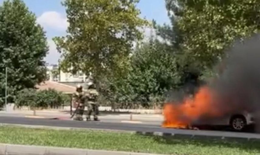 Mezopotamya Bulvarı'nda park halindeki araç yanarak kullanılamaz hale geldi