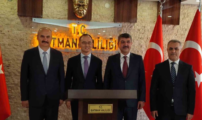 Çin büyükelçisinin Batman ziyareti: çay seti ve petrol at başı simgesi