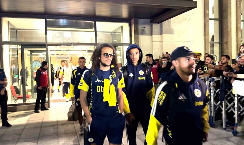 Fenerbahçe kafilesi Rize'ye indi, havalimanında coşkulu karşılama