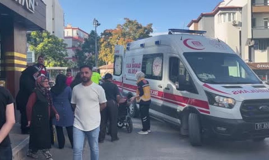Niğde'de yaya geçidinde tekerlekli sandalye kullanan vatandaşa çarpan otomobil inceleniyor
