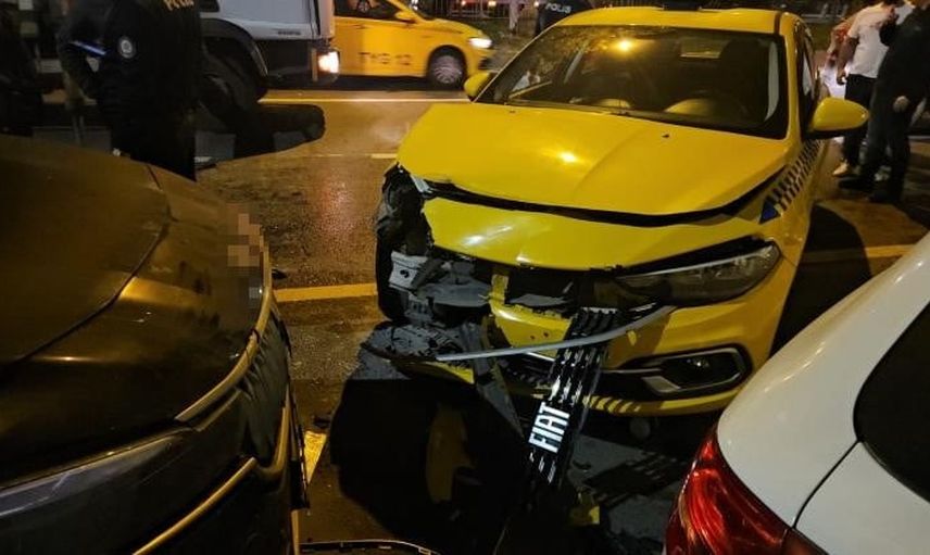 Beyoğlu'nda makas iddiası zincirleme kazaya dönüştü