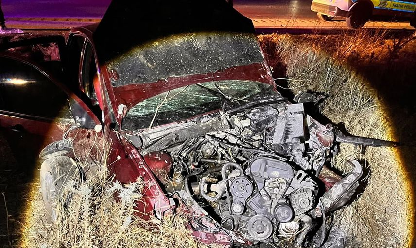Manisa'da gece yarısı şarampole yuvarlanan otomobilde üç kişi yaralandı