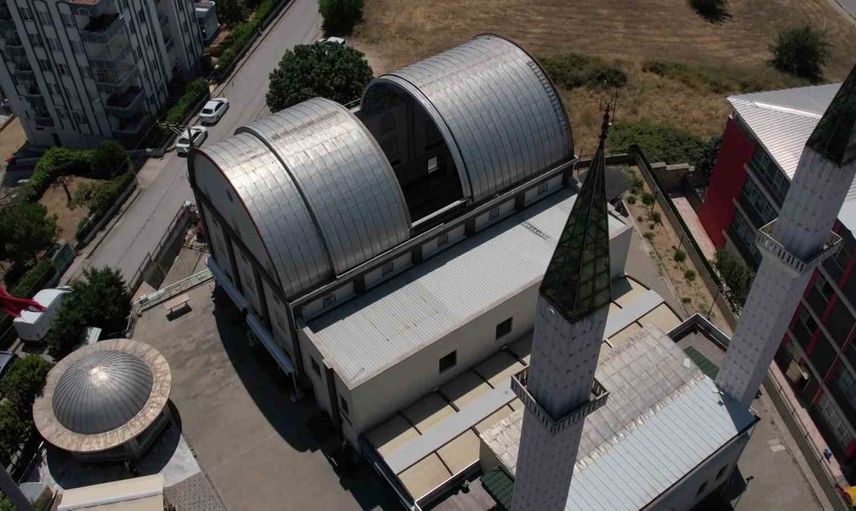 Bursa'da sunrooflu cami: kubbesi açılan mini külliye