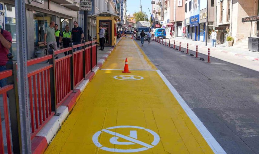 Uşak'ta yol çizgileri kapsamlı şekilde yenileniyor