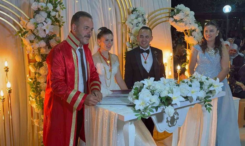 Muhtarlığın mutluluğu: Etili muhtarı oğlunun nikahını kıydı