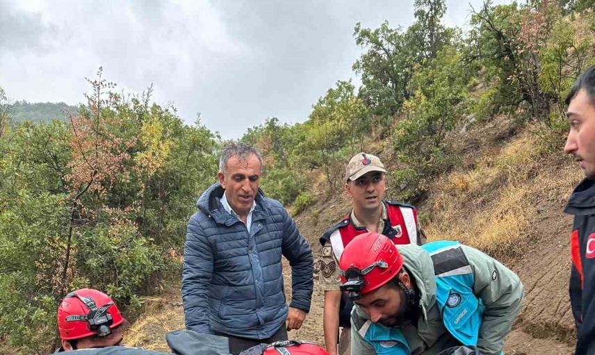 Nazımiye'de yoğun yağışta yolu kapanan engelli vatandaşa ekipler ulaştı
