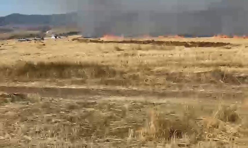 kırsal alanda anız yangını çiftçi ve itfaiye iş birliğiyle hızla kontrol altına alındı