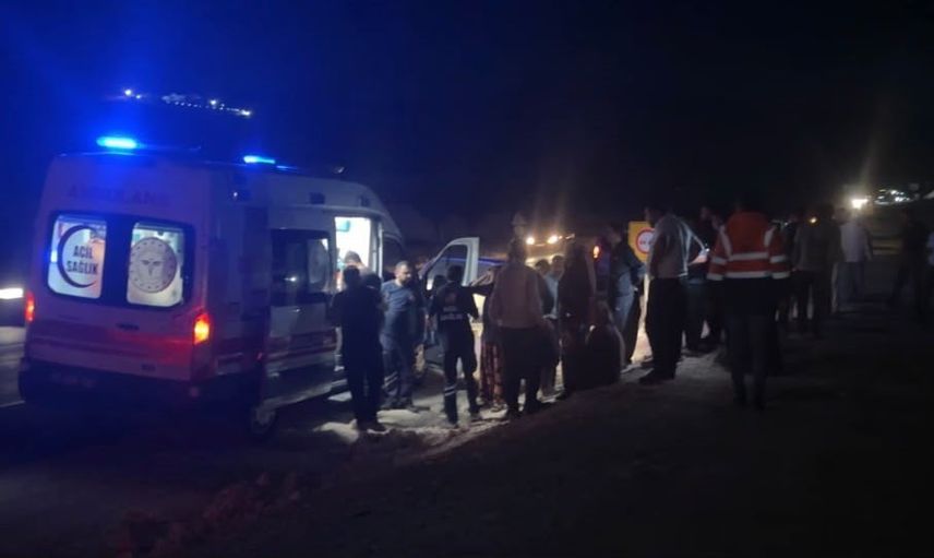 Trafikte ikinci tehlike: Gaziantep'te hafif ticari araç yol çalışmasına savruldu