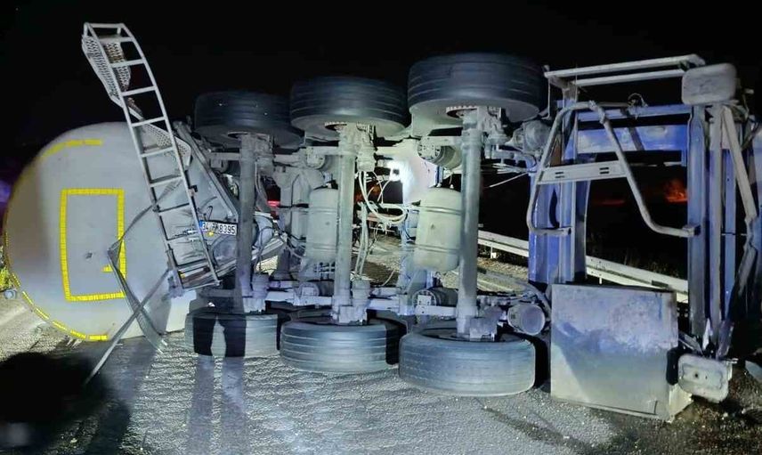 Mudurnu'da soda yüklü tır devrildi, yol çift yönlü kapandı
