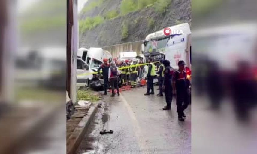 Yenihan'da minibüs ile tırın çarpışması: sürücü yaşamını yitirdi, 11 kişi yaralandı