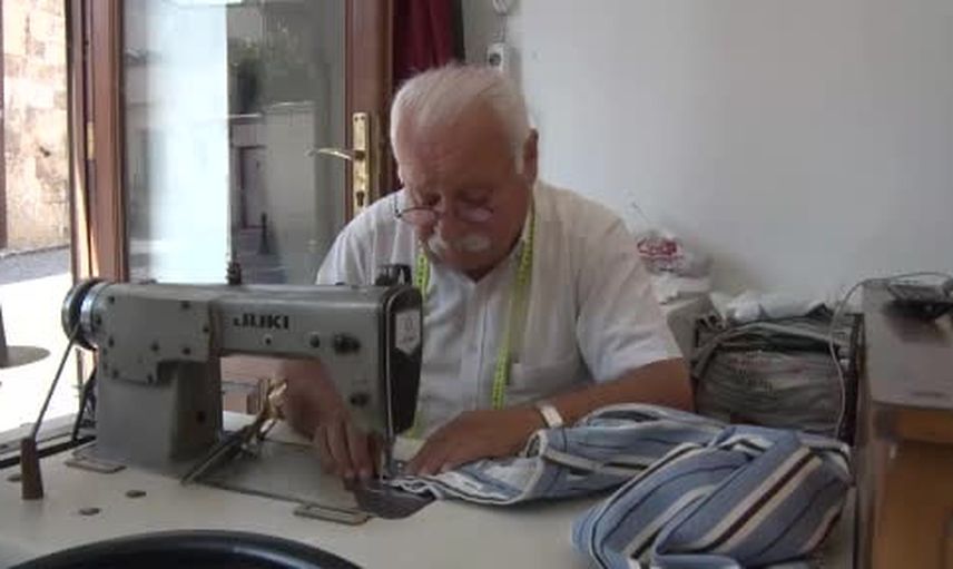 Kitaplarla dinlenen 55 yıllık terzi