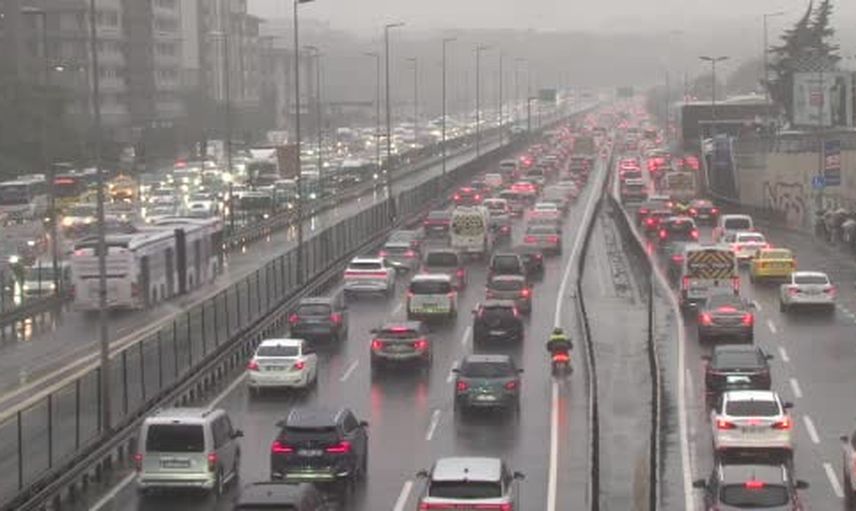 İstanbul'da mesai çıkışı sağanakla durdu: E-5 karayolunda yoğun bekleyiş