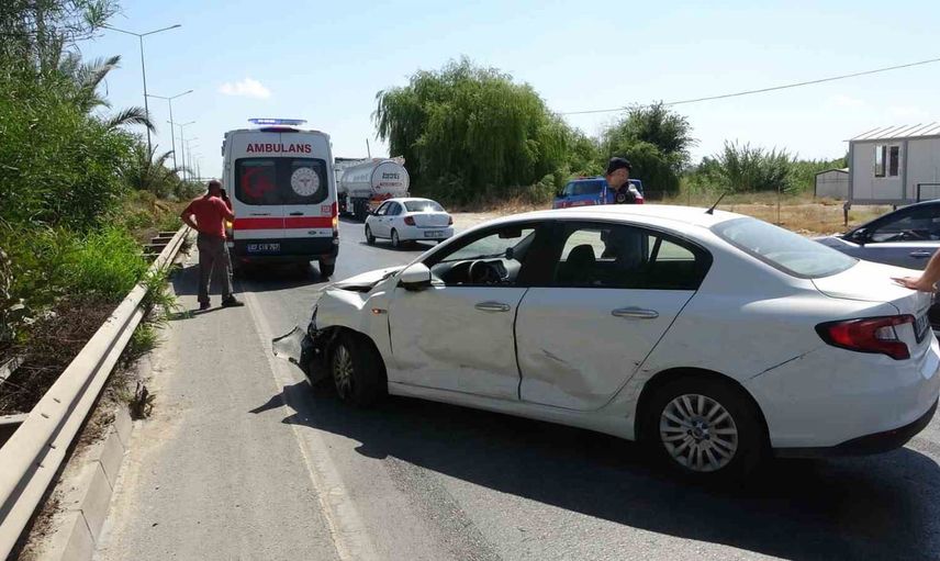 Manavgat'ta akaryakıt tankeriyle çarpışan otomobilin yolcusu yaralandı