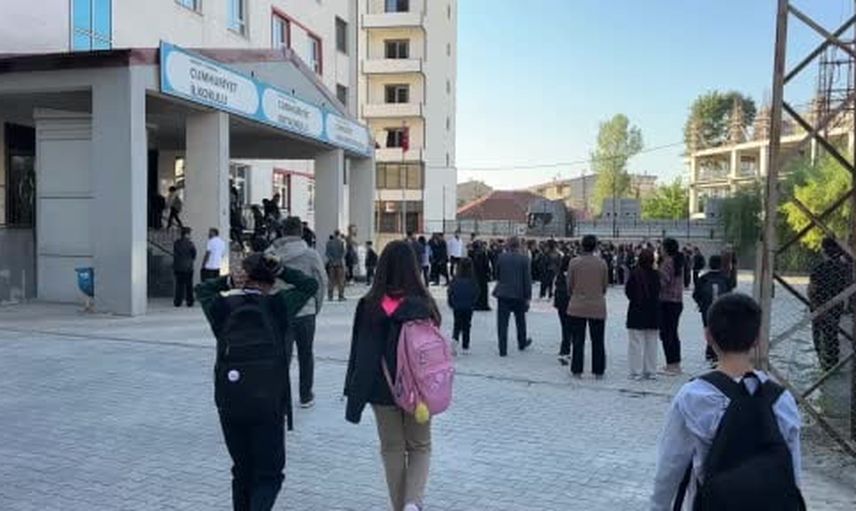 Yeni eğitim yılı coşkusuyla Yüksekova'da 30 bin öğrenci ders başı yaptı