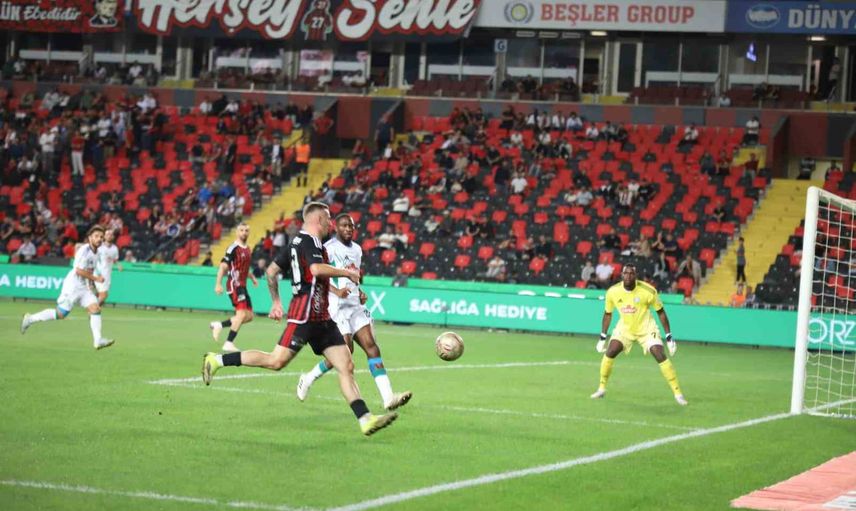 Rizespor deplasmanda 2-1 kazandı, son gol kendi kalesinden geldi