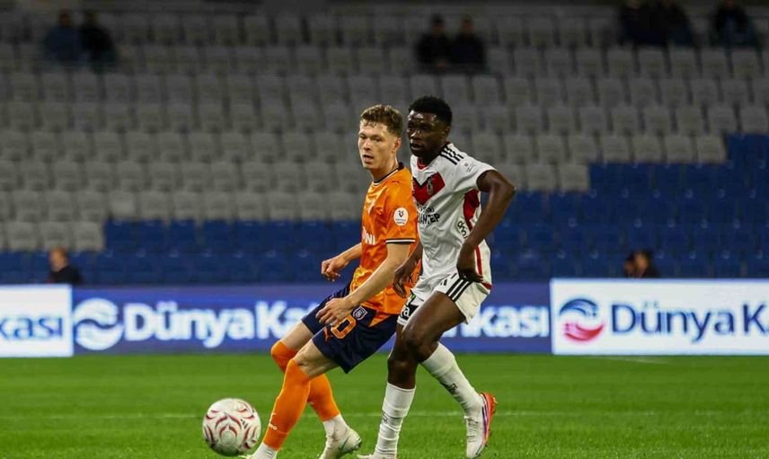 Başakşehir ilk yarıda Shomurodov'un golüyle 1-0 önde