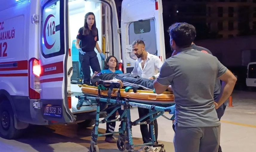 Kaldırıma çıkan otomobil park halindeki iki araca çarptı, anne fenalık geçirdi