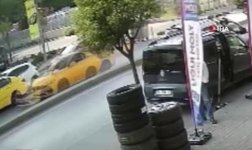 Güngören'de anbean kaydedilen kazada otomobil takla attı, sürücü yara almadan çıktı