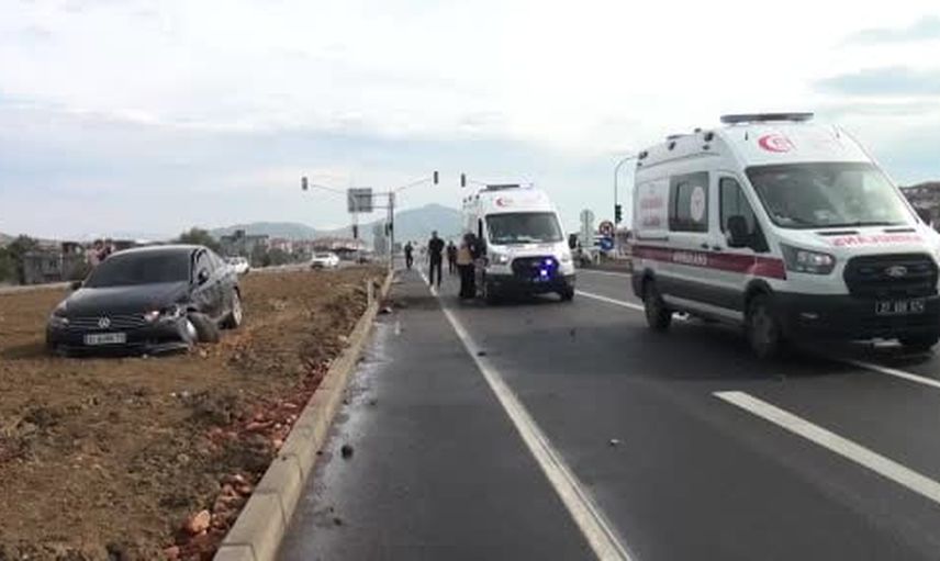 Kavşakta çarpışma: İslahiye'de iki otomobilde maddi hasar