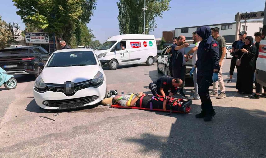 Kontrolsüz kavşakta zincirleme çarpışma: motosiklet sürücüsü yaralandı