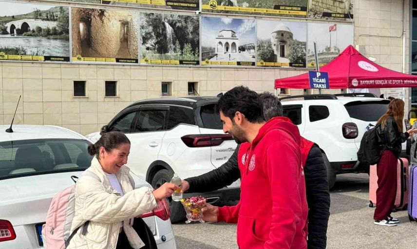 Otogarda sıcak karşılama: Gençlik Merkezi ve Yeşilay üniversitelilere uyum desteği sundu