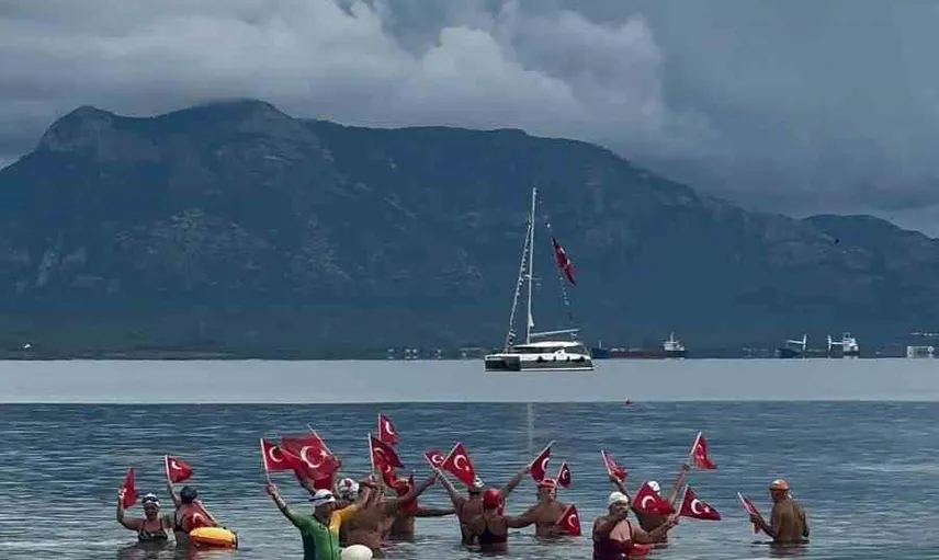 Datça'da denizde birlik: Cumhuriyet için bin 923 metre kulaç