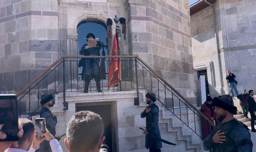 Konya'da tarih ve saygı buluşması: TBMM Başkanı Numan Kurtulmuş türbede nöbet değişimini izledi