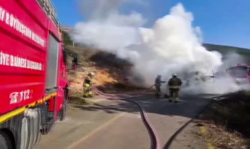 İskenderun'da sokak ortasında yanarak kullanılamaz hale gelen iş makinesi
