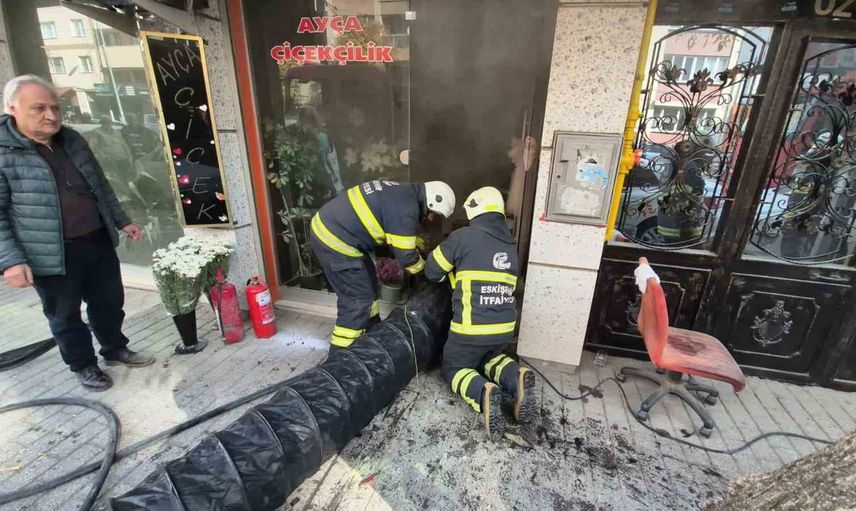 Çiçekçi dükkanında çıkan yangın Eskişehir'de işletmeciyi gözyaşına boğdu